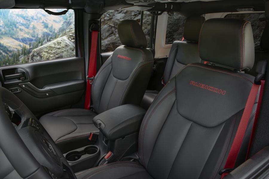 Интерьер Jeep Wrangler Unlimited Rubicon Recon (JK) 2018 года  (фото 3 из 6)